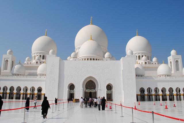 الدعاء عند إدخال الميت القبر